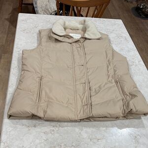 Banana Republic Women's Beige quiltedPuffer Vest size Large